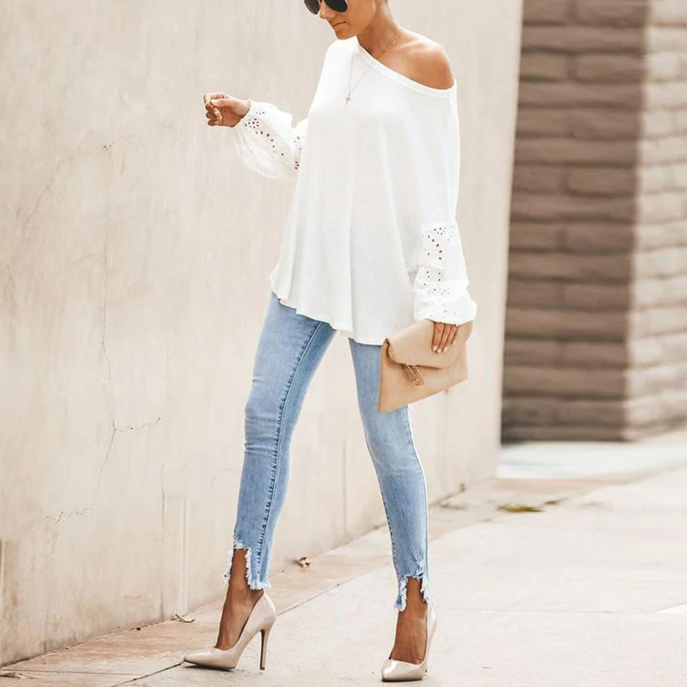 Вязаный пуловер с открытым плечом вышивкой и длинными расклешенными рукавами |