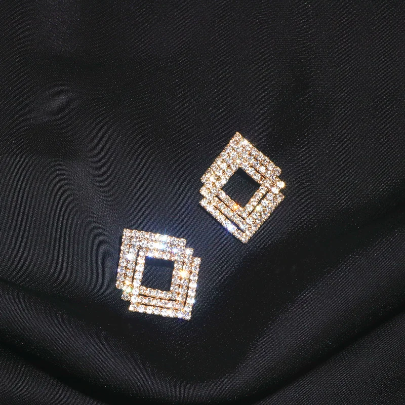 Новые модные корейские серьги гвоздики разы с геометрическими и квадратными