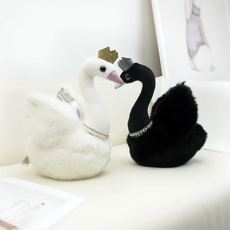 

Princess Crown Black Swan Plush Toy Peal Necklace White Swan Couple Queen Swan Plushie Wedding Decor Dolls for Couple Present