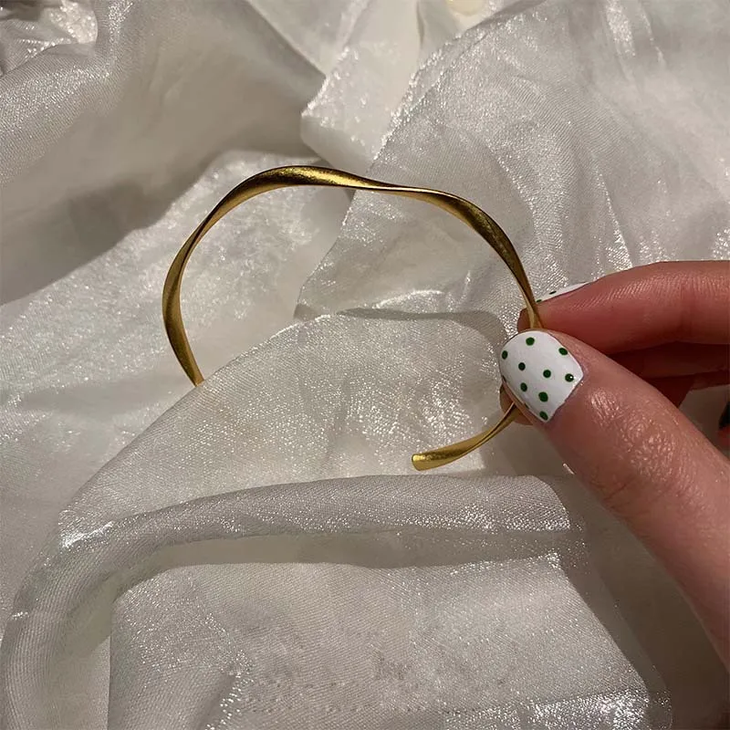 

2020 Korean Simple Geometric Irregular Spiral Distortion Gold Opening Metal Bracelet Bangle for Women Party Wedding Girl