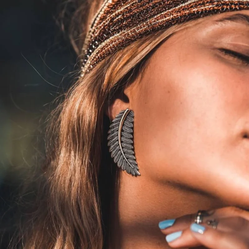 

HuangTang Punk Big Leaf Metal Stud Earrings for Women Vintage Silver Color Feather Earrings Fashion Wing Jewelry Accessories
