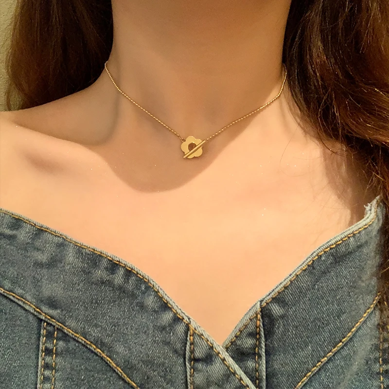 Металлическая цепочка с круглыми бусинами цветком до ключиц простой изящный