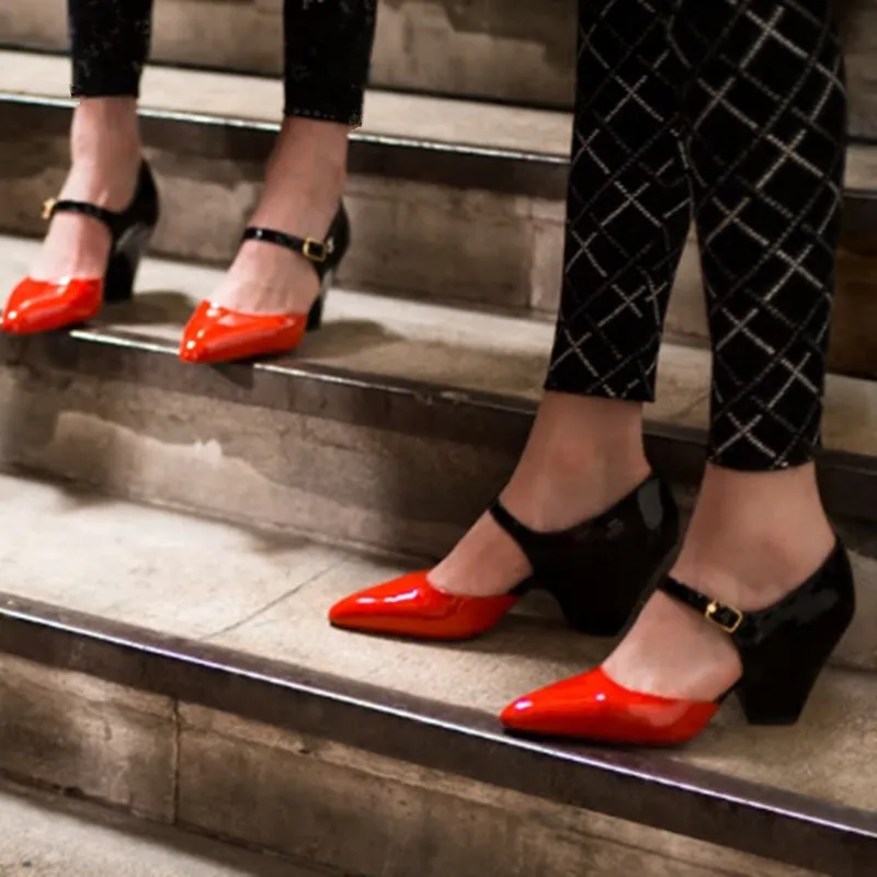 Женские ботинки с вырезами кожаные острым носком на высоком каблуке молнии