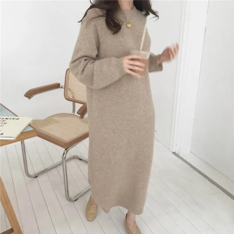 Теплая туника зимнее бежевое платье-свитер с высоким воротником женское Простое