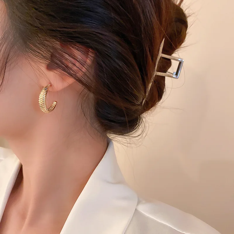 

2021 New 925 Silvery Needle Korean Twill C-shaped European Plain Rings Simple Atmosphere Cold Wind Minority Earrings