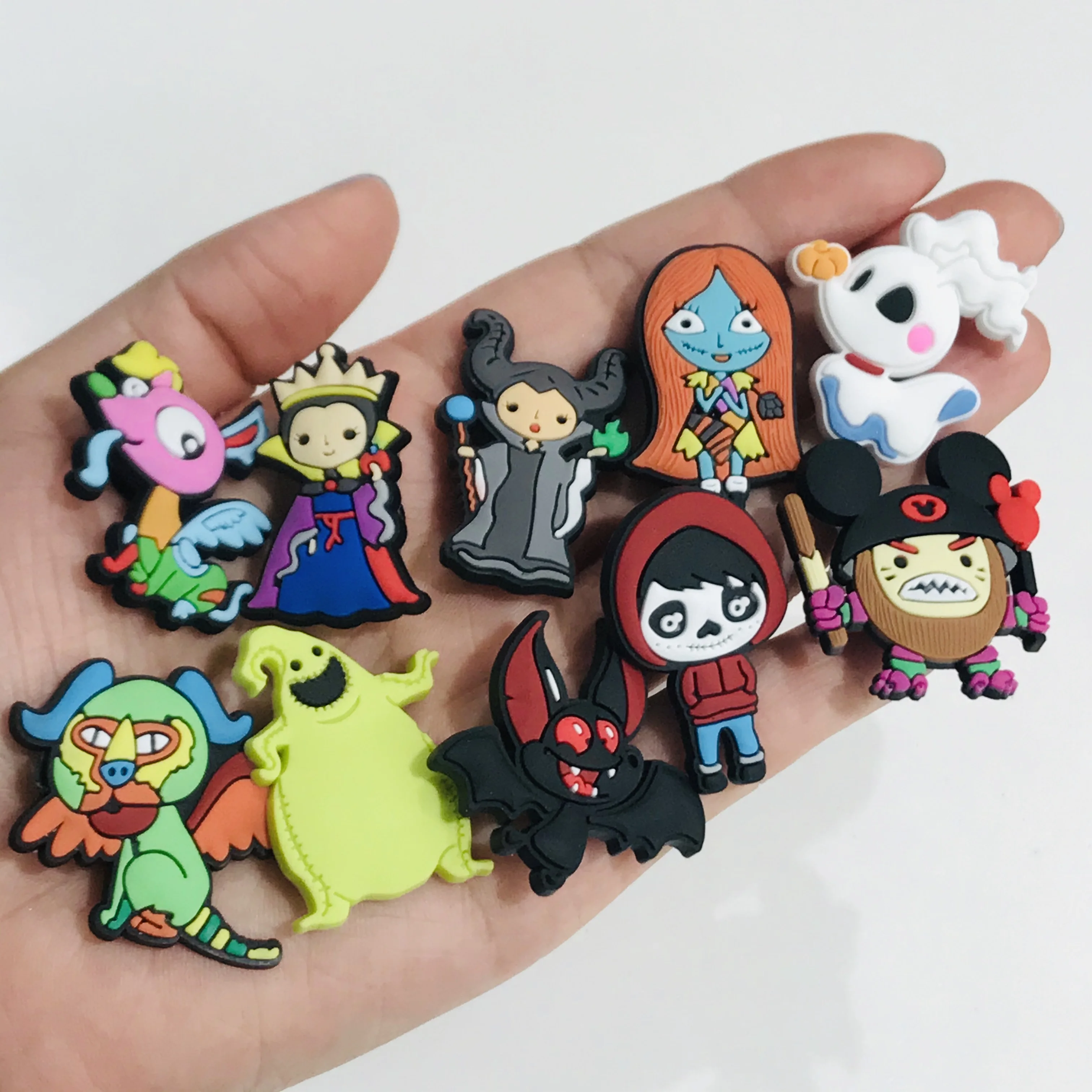 

Оптовая продажа, 100 шт., смешанные Подвески из ПВХ с изображением монстра летучая мышь, сумочки с плоской задней поверхностью, подвески для о...