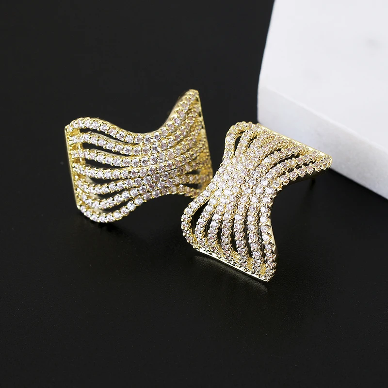 Серьги-гвоздики с родиевым покрытием и геометрическим рисунком | Украшения