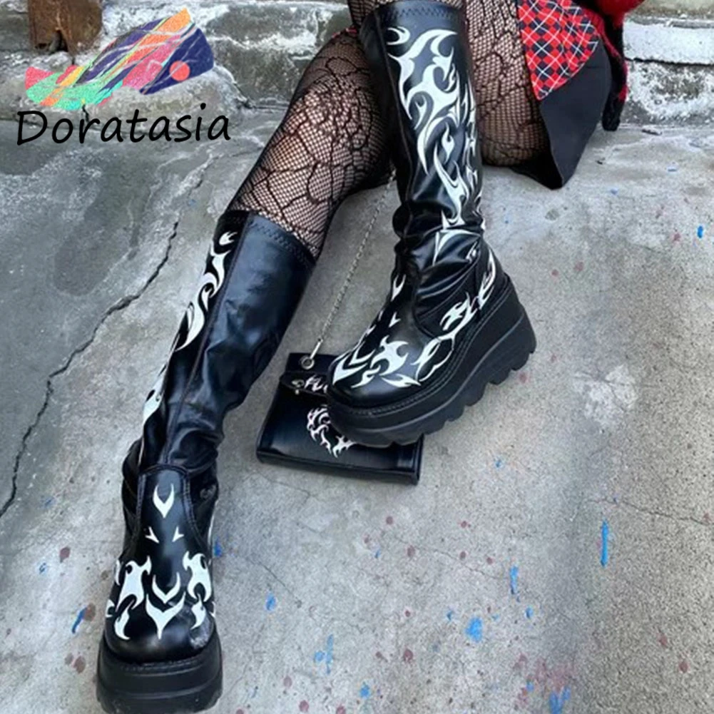 Женские сапоги на платформе DORATASIA черные повседневные до середины икры танкетке