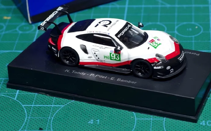 1/64 model car for Le Mans GT Porsche 911 pink color