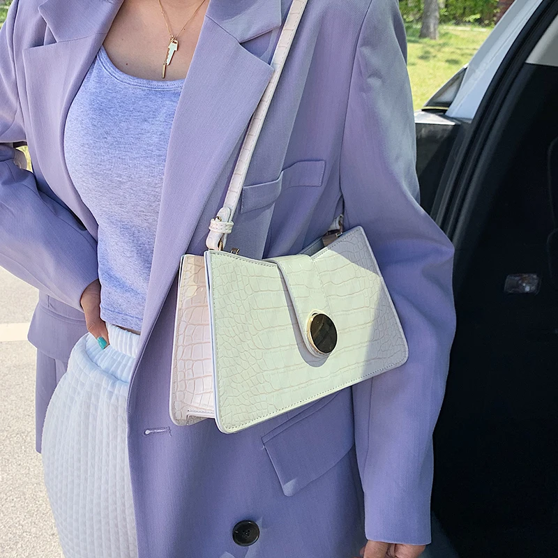 Женская сумка багет FuAhaLu однотонная через плечо с узором под крокодиловую кожу