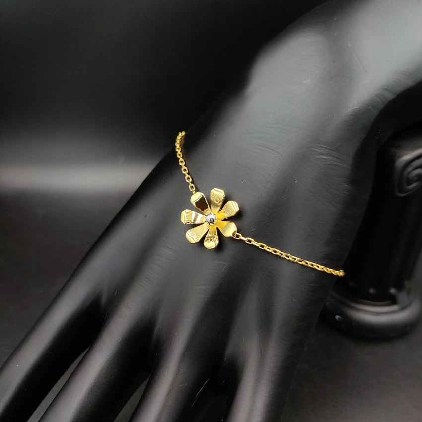 

1:1 925 Sterling Silver Bracelet Women's Classic Fresh And Sweet Daisy Pendant Bracelet Luxury Wild Couple Jewelry Gift Golden