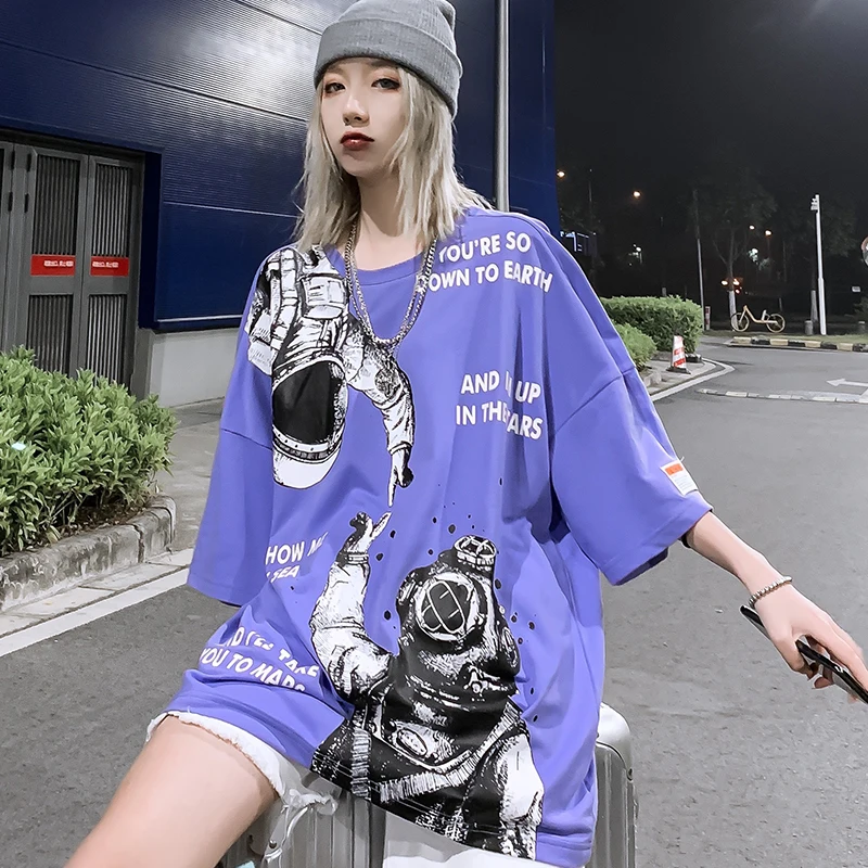 Женская футболка оверсайз с принтом космонавта уличная вырезом лодочкой