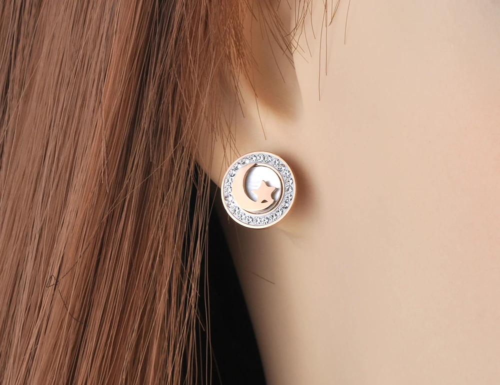 LOKAER Модные серьги Любовь Луна Звезда из титановой нержавеющей стали с кристальной белой раковиной для женщин и девочек, украшения на штырьках E19198.