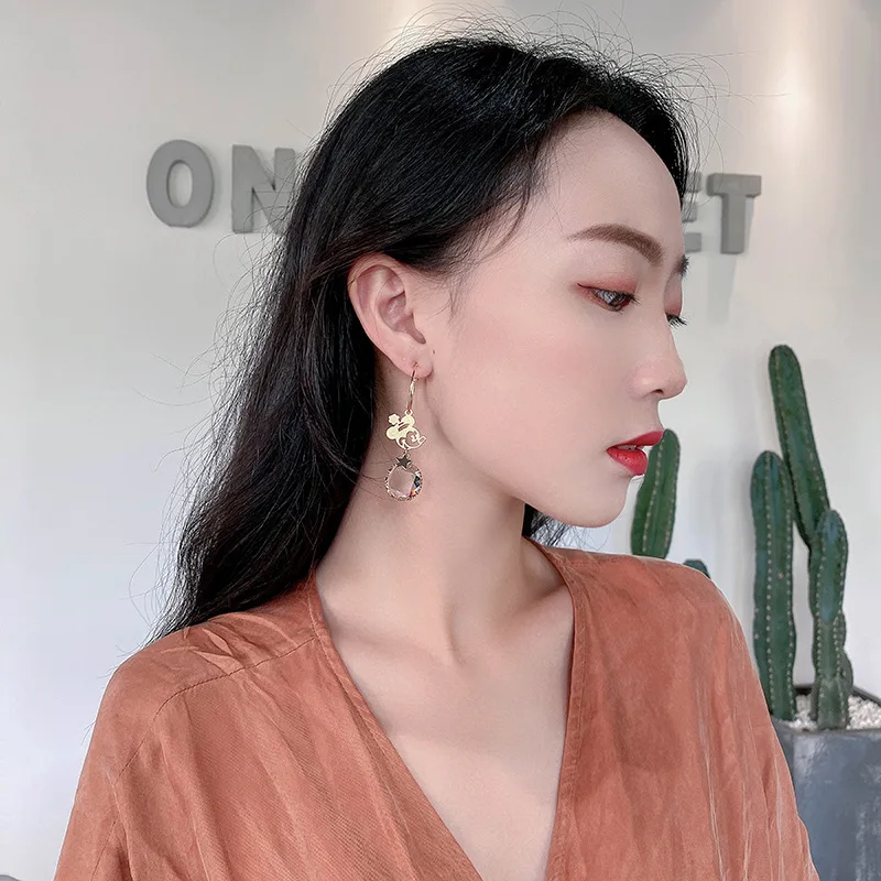 Женские ассиметричные серьги гвоздики из серебра 925 пробы с изображением Микки