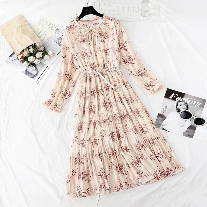 Элегантное женское платье с круглым вырезом и цветочным принтом расклешенный