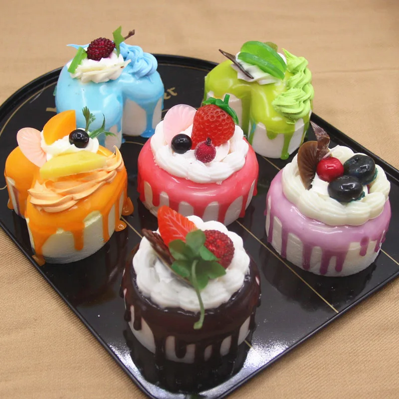 Искусственный десерт маленькие пирожные искусственное украшение еды фотография