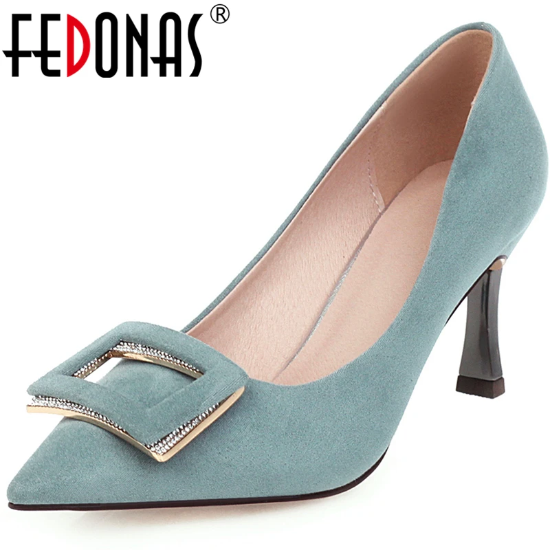 Женские туфли лодочки FEDONAS с острым носком металлическим украшением и стразами