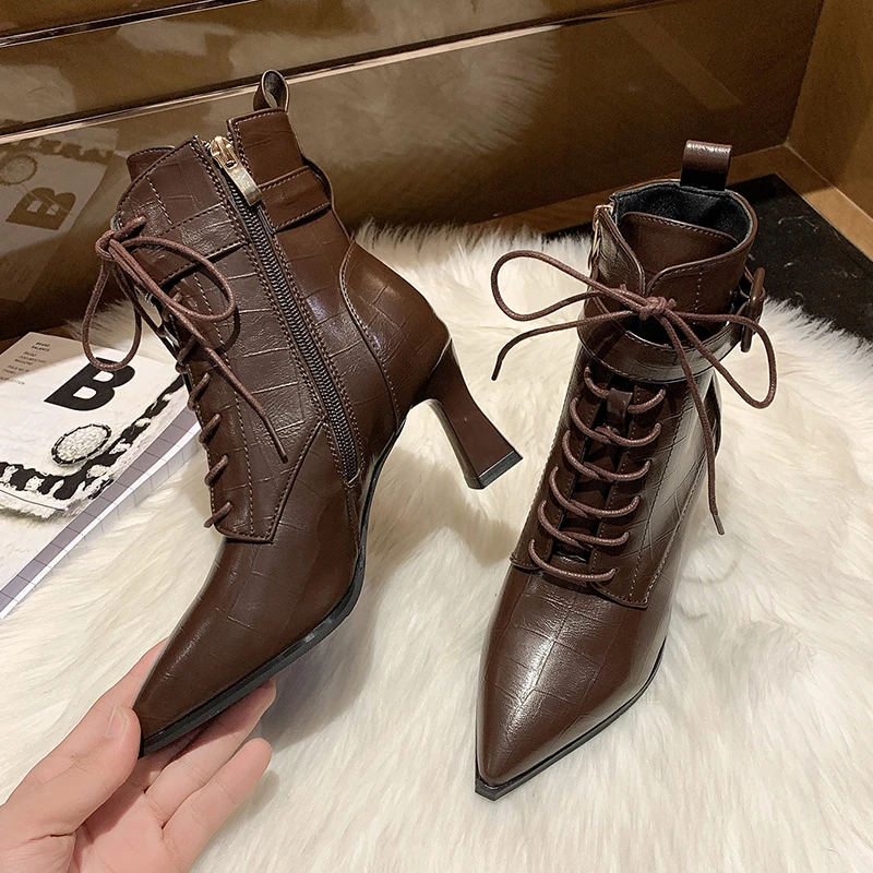 

Женские ботильоны с острым носком, черные или коричневые ботинки на высоком каблуке-шпильке, со шнуровкой и перекрестной шнуровкой, сезон з...