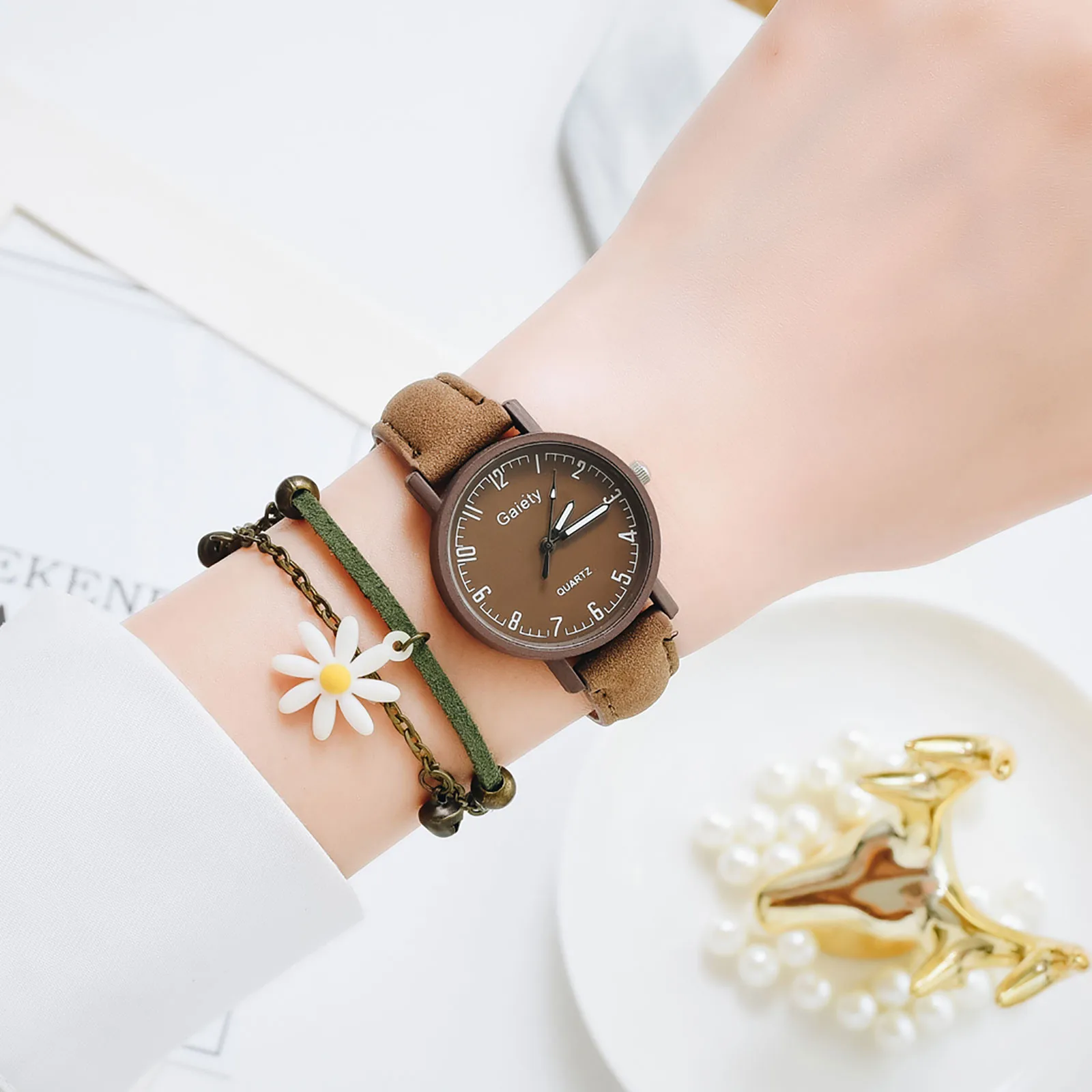 

2021 montre femme Women Wrist Watch European And American Trend Retro Leather Quartz Clock Watch Bracelet Set reloj mujer