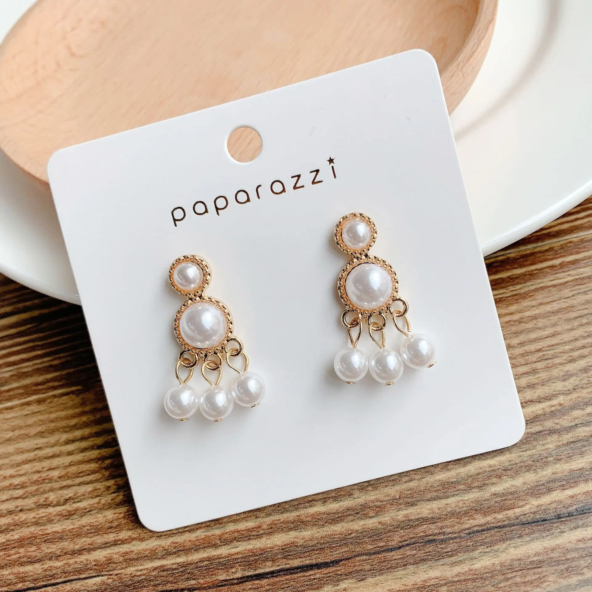 

Women Simple Temperament Pearl Earrings