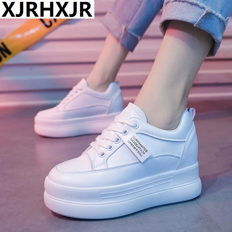 Женские кроссовки на танкетке со скрытым каблуком белые кожаные платформе