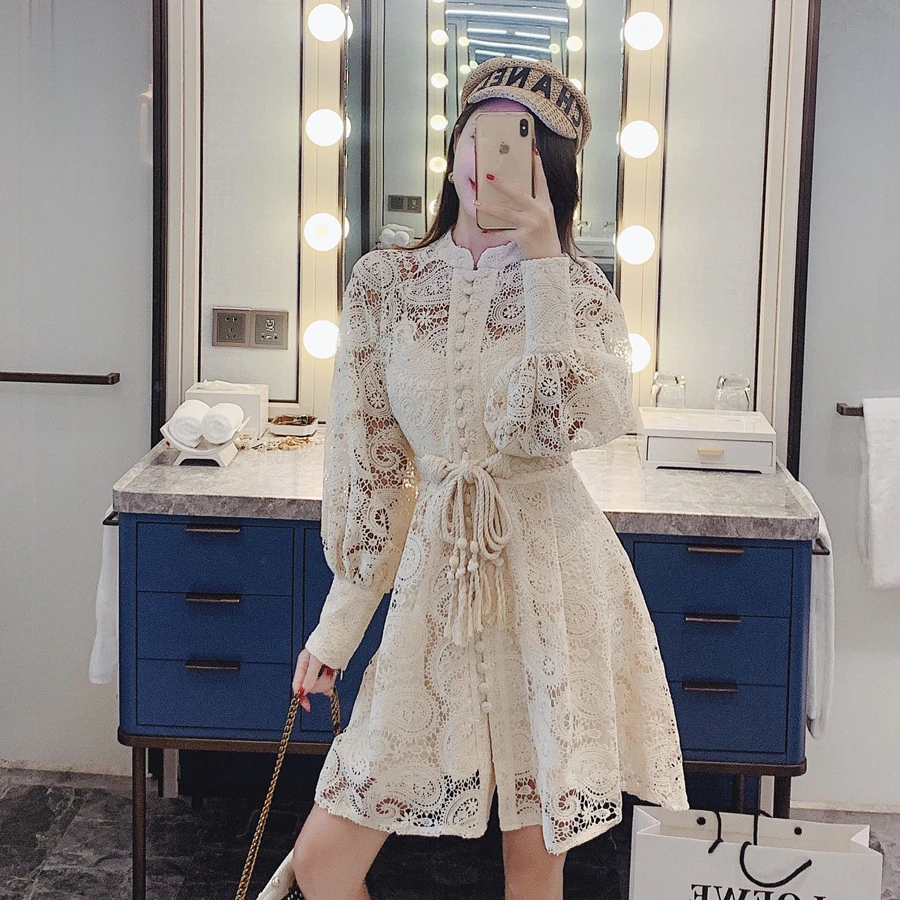 Женское кружевное мини платье с вышивкой короткое высокой талией и поясом