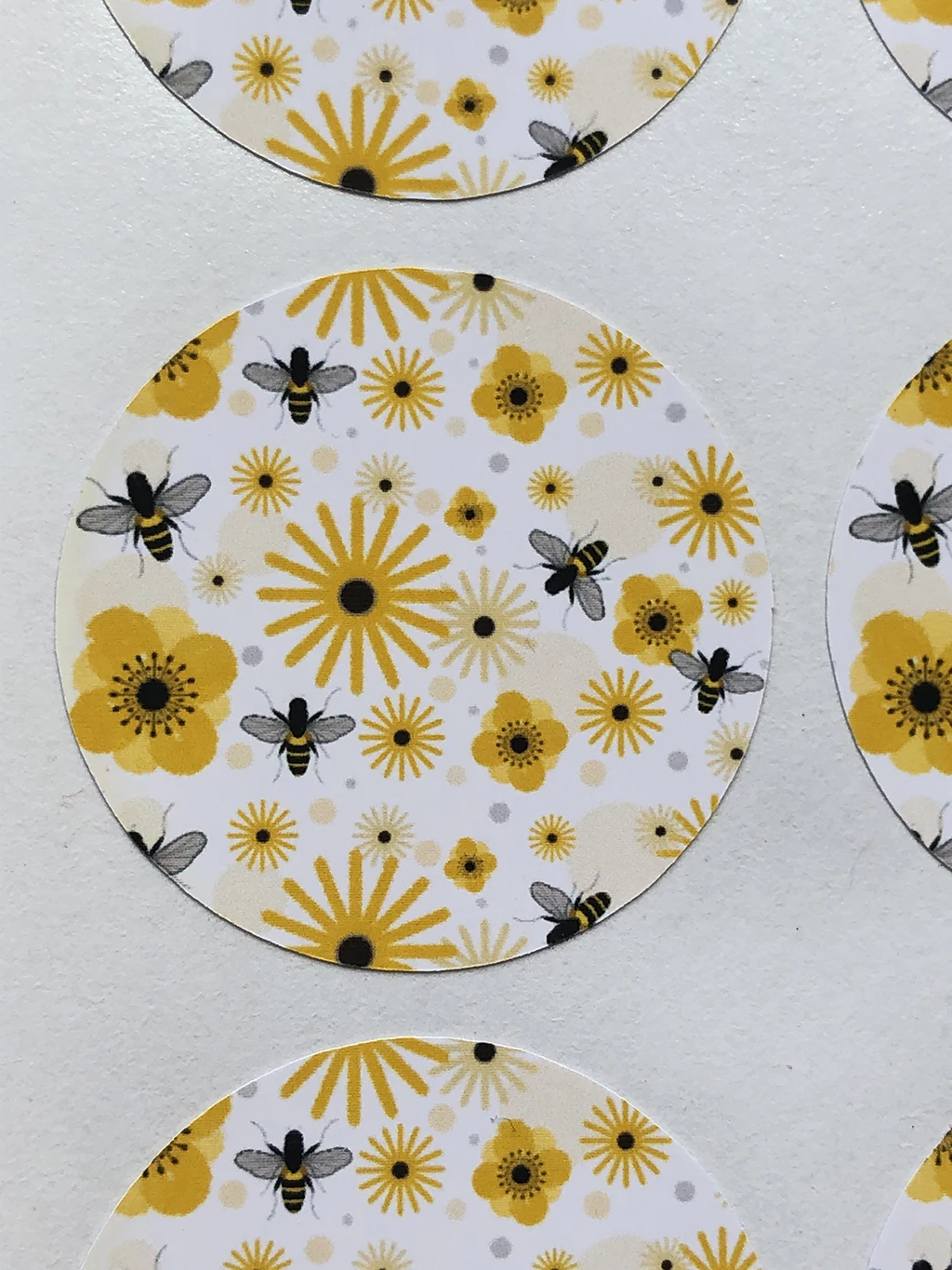 Этикетка для меда пчелы и цветы наклейка конверта