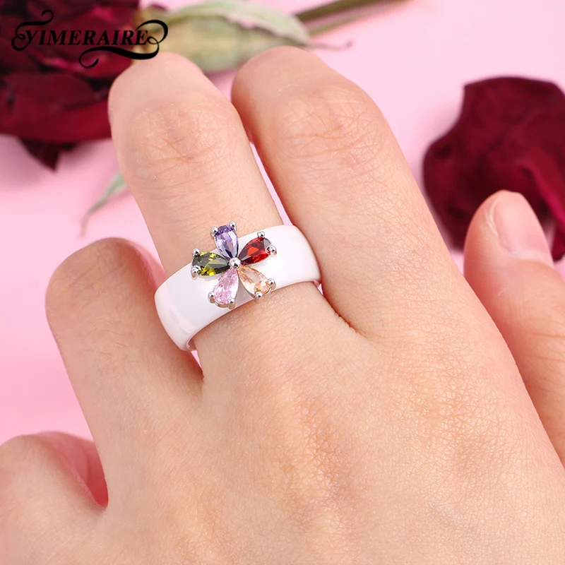Женское кольцо с кристаллом из фианита блестящее керамическое пятицветным