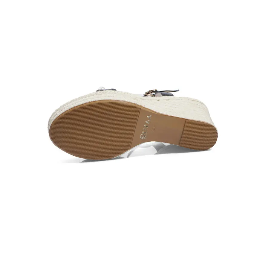 Женские босоножки на танкетке QUTAA черные из плетеной соломы с открытым носком