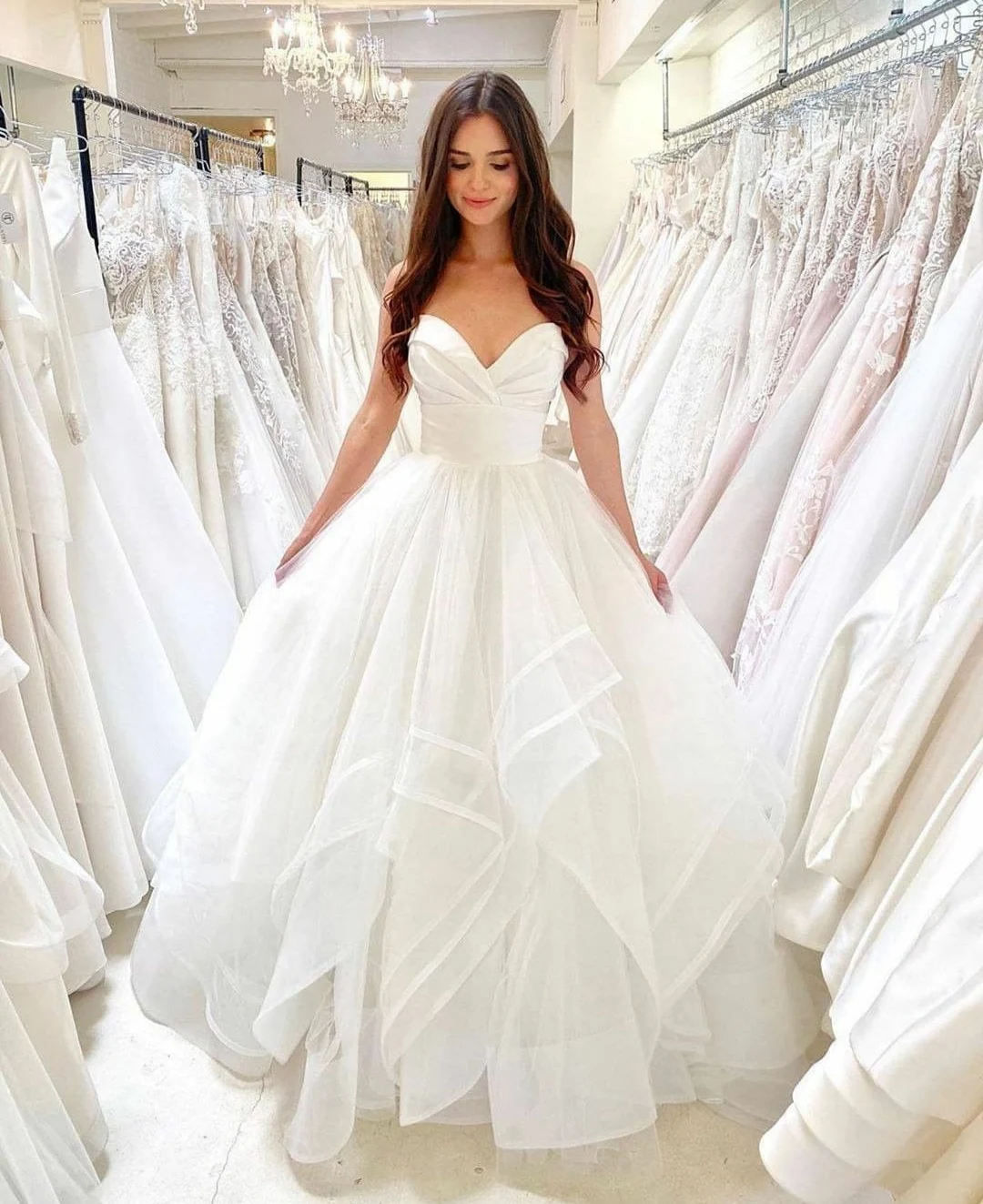 

Vintage Long A-Line V-Neck Wedding Dresses Floor Length Corset Back Satin Pleated Brautkleider Robes de Soirée for Women