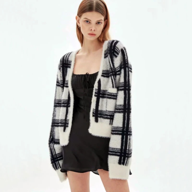 

Women Plaid Patter Oversized Fluffy Knit Cardigan With Pocket Detail