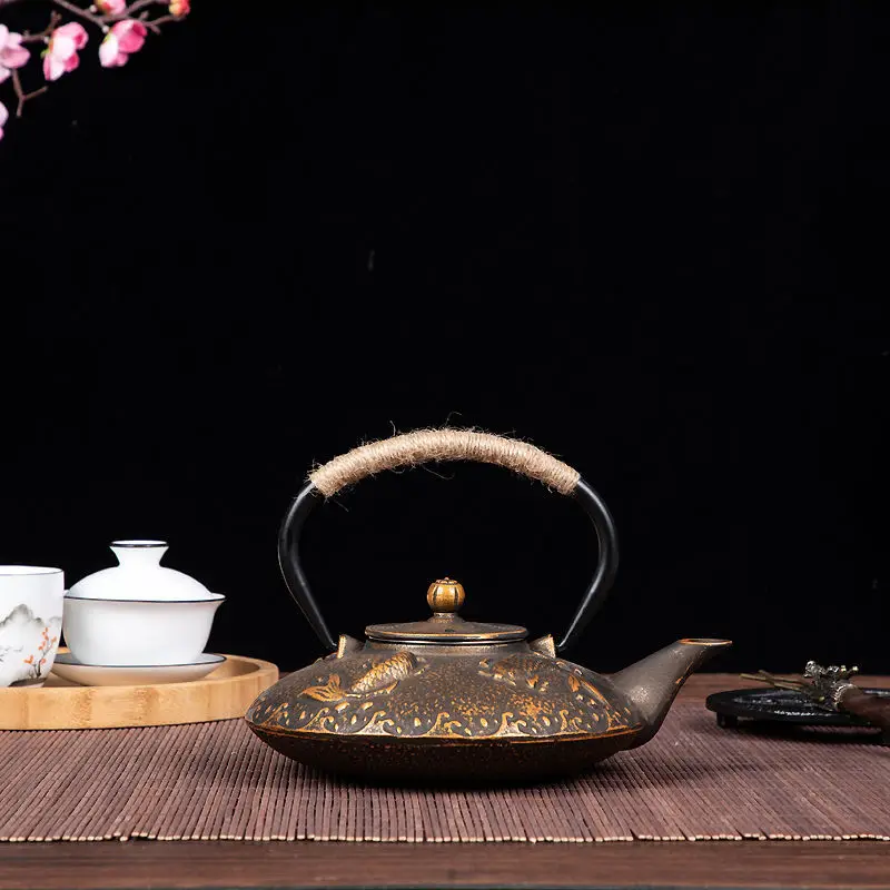 Чугунный чайник с чайной сеткой кипящая вода для кипячения японское мастерство