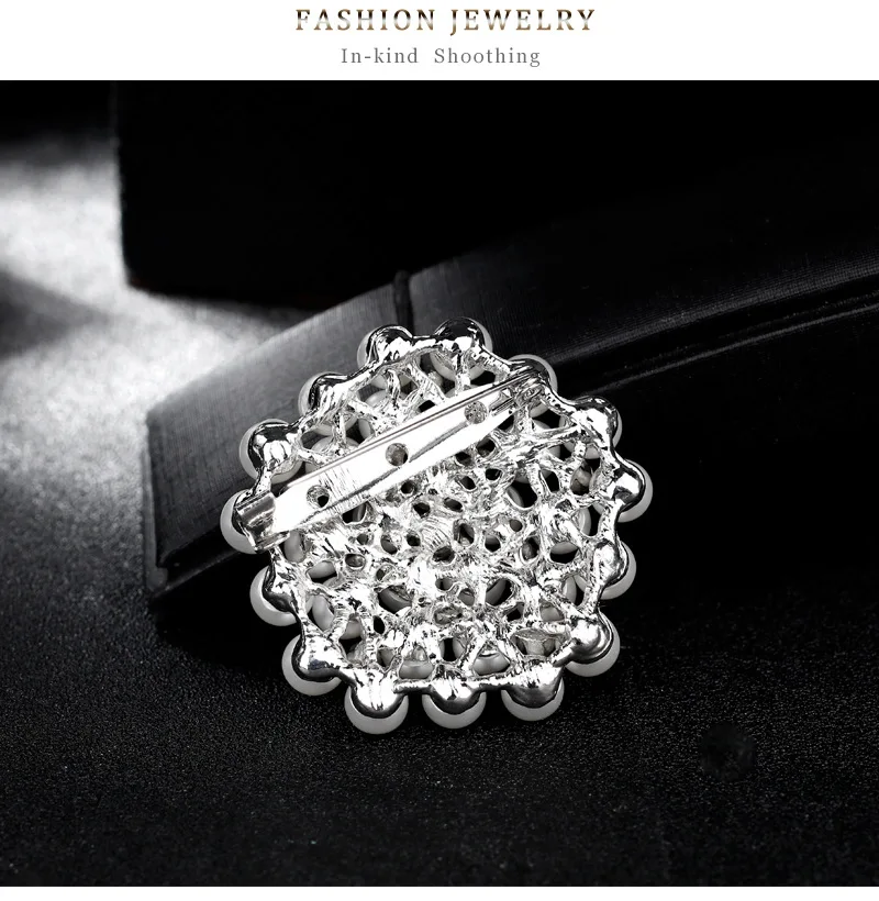 Покрытые хрустальные стразы со стразами идеально сочетаются с нарядным брошь