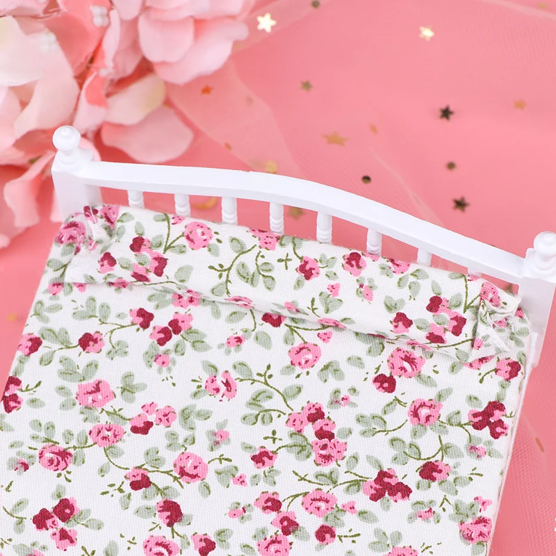 

1pc 1/12 Dollhouse Miniature Bedroom Furniture Mini Wooden Bed with Mattress 15.8cm*12cm*8.5cm