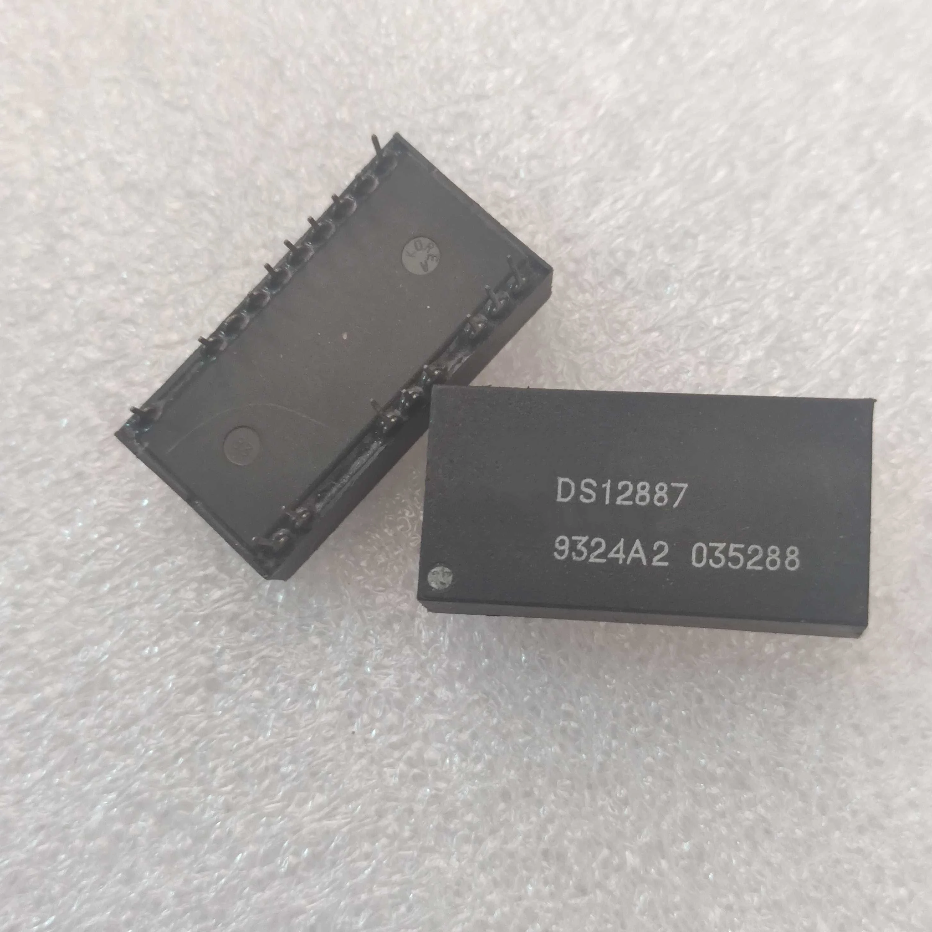 

2pcs/lot DS12887A DS12887+ DS12887 DS12C887A DS12C887+ DIP-19