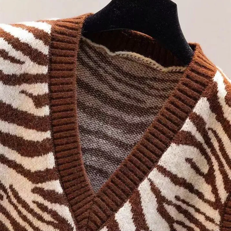 

2021 Spring Autumn New Korean Fashion Loose V-neck Sleeveless Knitted Waistcoat Corrugated Vest Split Pullover Sweater Women's