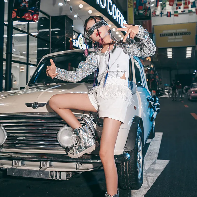 

New Girls Jazz Dance Costumes Silver Sequin Long Sleeve Tops White Feather Shorts Modern Street Dance Hip Hop Stage Suit DQL6377