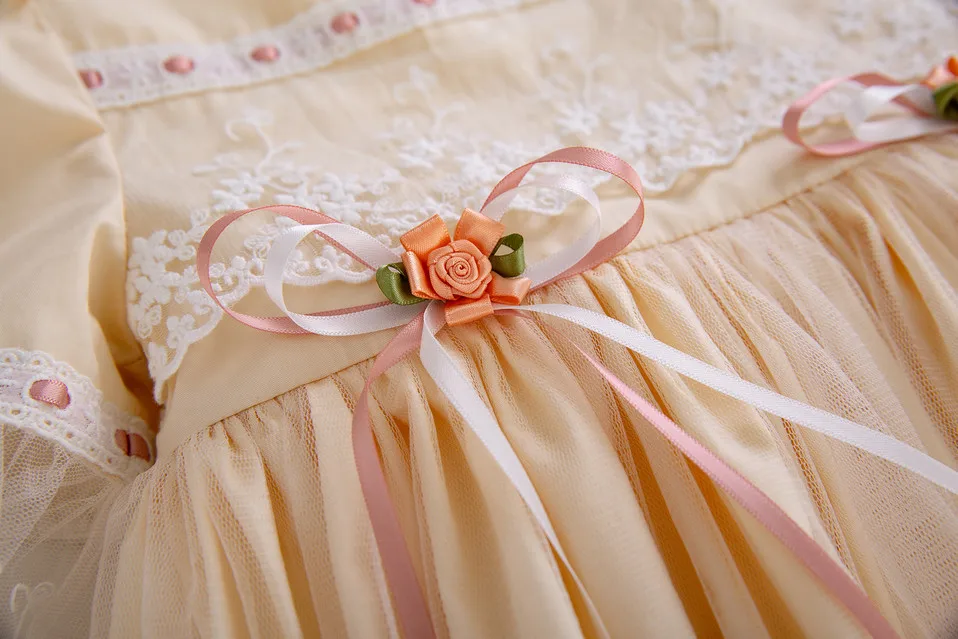 Милое кружевное платье для причастия цвета шампанского с цветком Сетчатое