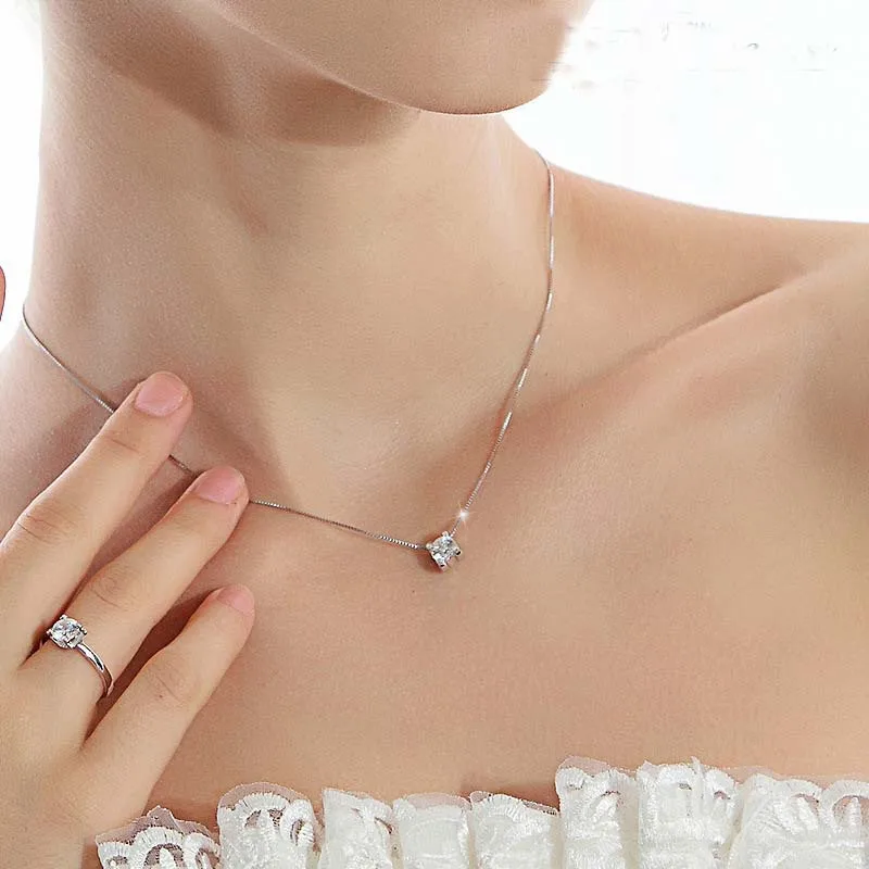 Подарочное ожерелье с кулоном геометрической формы инкрустированным кристаллом