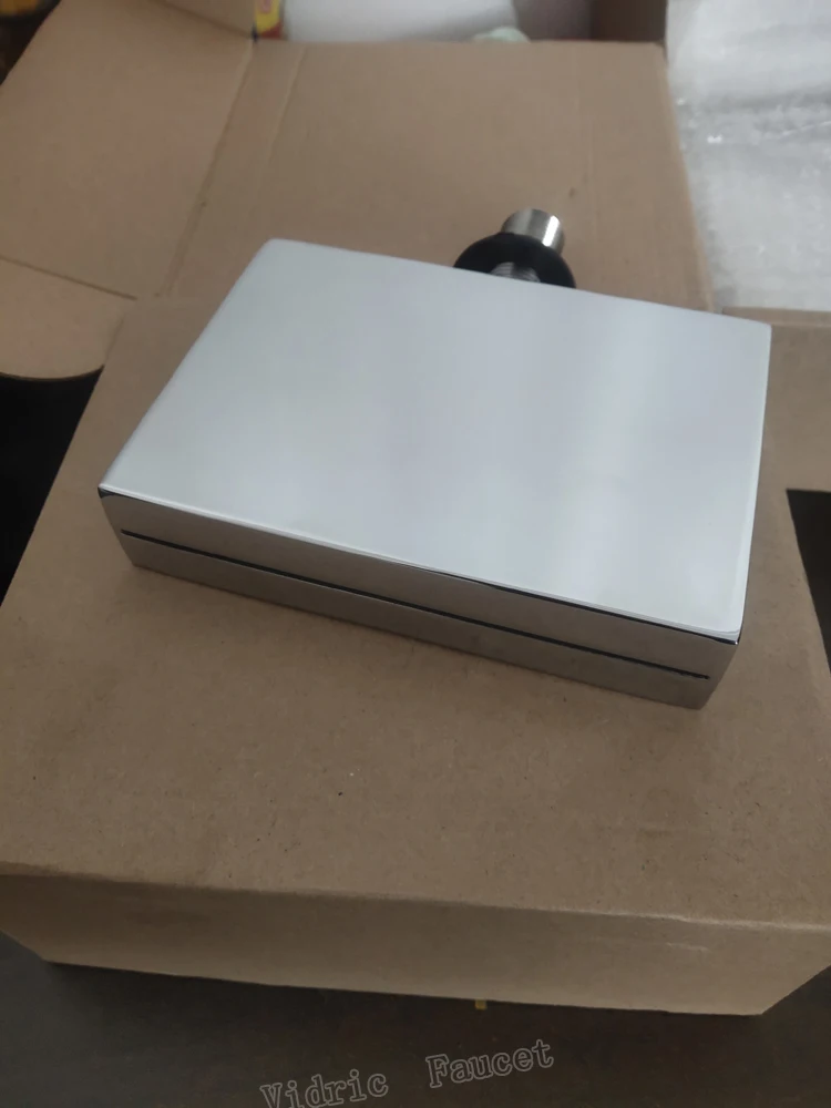 Настенный смеситель для ванной комнаты с водопадом латунный Смеситель