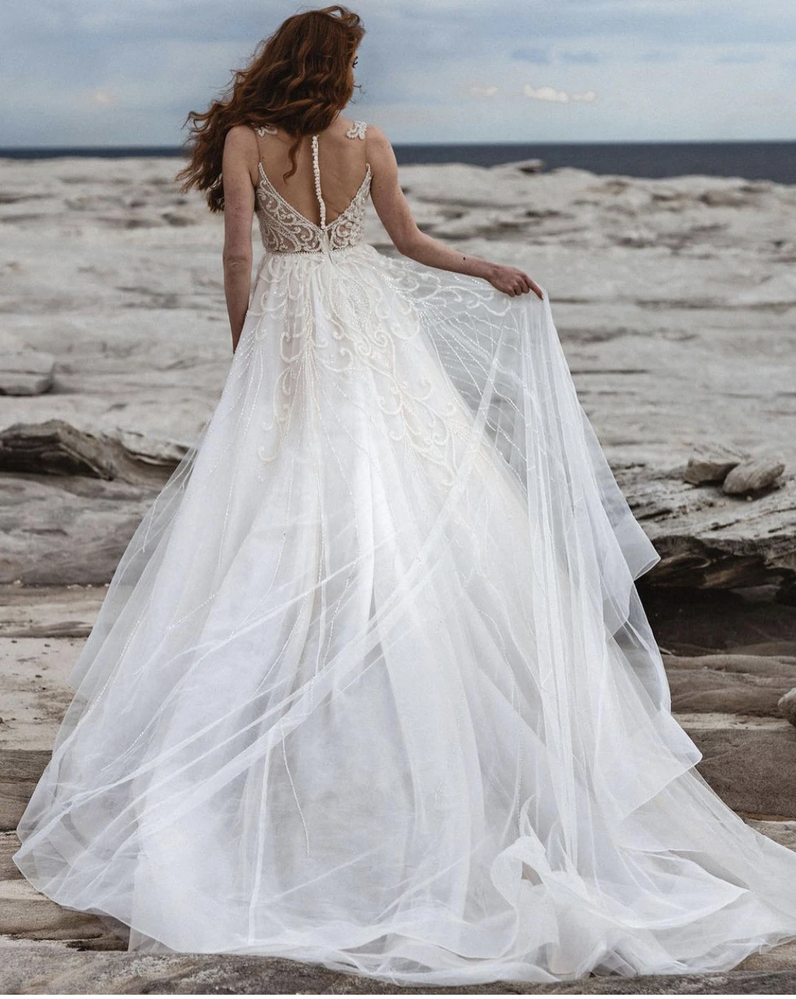 Wedding Dress A-Line V-Neck Lace Appliques Beads Illusion Tulle Button Gorgeous Floor Length Sweep Train Bride Gown New | Свадьбы и