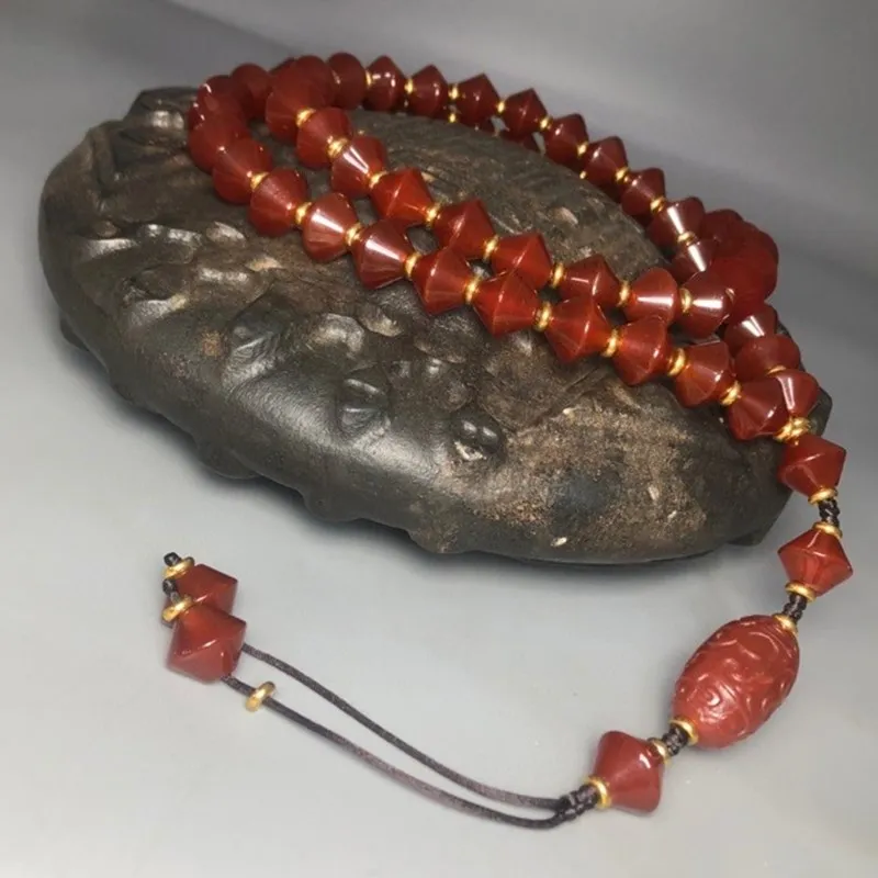 

Old mother's collection of red agate beads necklace agate is regarded as a symbol of beauty, happiness, auspiciousness and wealt