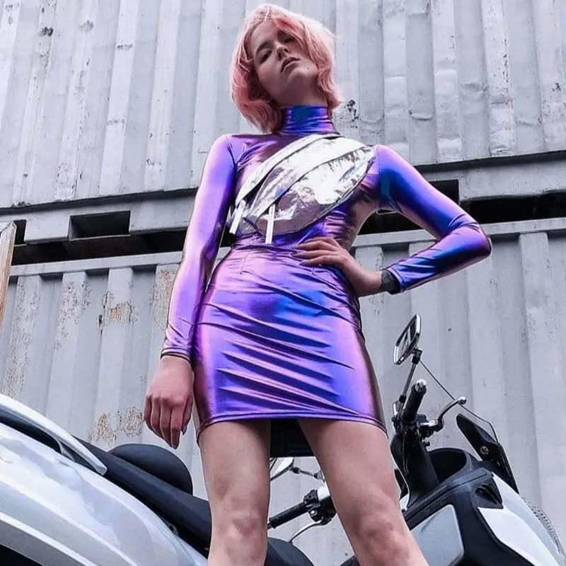 Модное светоотражающее голографическое платье с высоким воротом и длинным