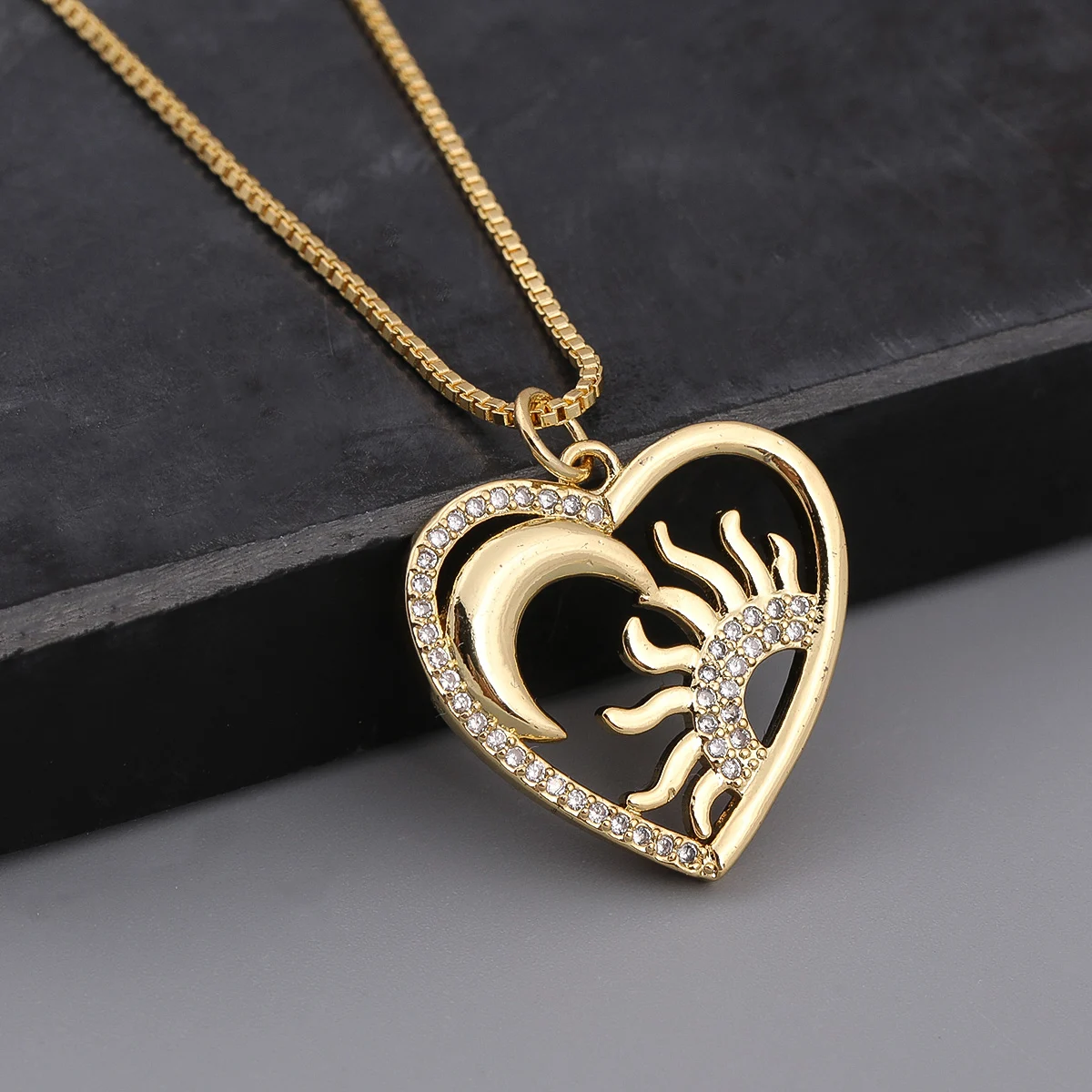 

2021 New Fashion Hand Pendant Necklace Women Gold Color Pave Cubic Zirconia Box Chain Necklace For Women Jewelry Gift