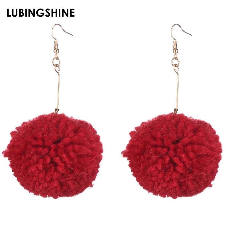 Женские длинные серьги-подвески с большим плюшевым шариком черные и красные