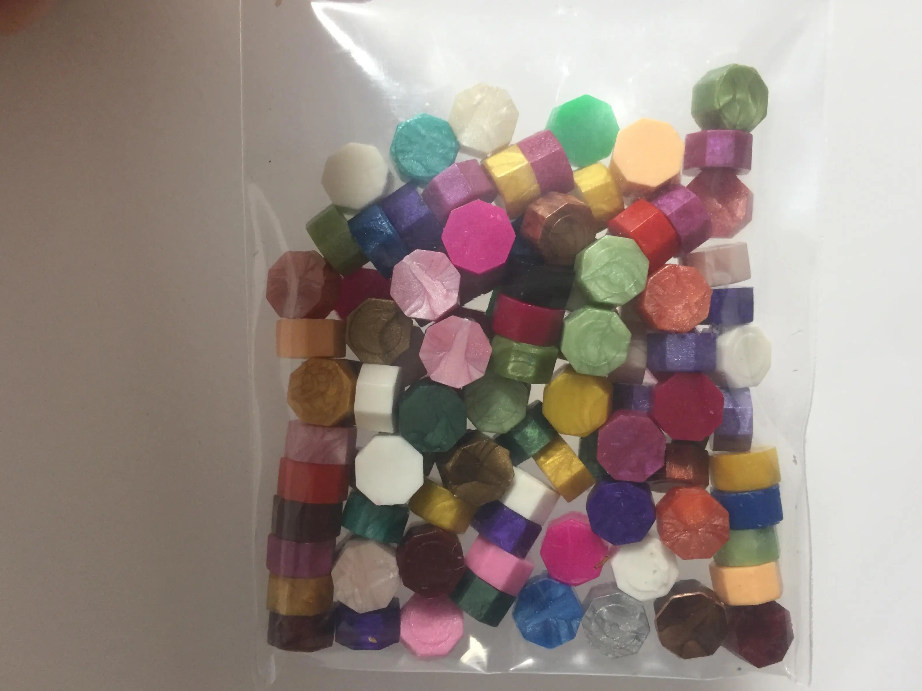 mixed color 100 шт уплотнительные восковые бусины Упакованные в пластиковый пакет 40 цветов на выбор восьмиугольник восковых частиц резиновые штампы рождественские штампы - Цвет: mixed color