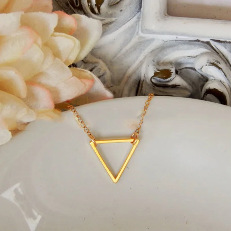 

Simple Clavicle Chain Pendant Necklace Ladies Fashion Thin Metal Hollow Triangle Short Necklaces for Women Neck Jewelry XL241