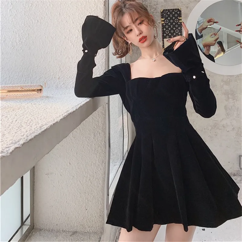 Женское мини платье с квадратным вырезом расклешенным рукавом и открытой