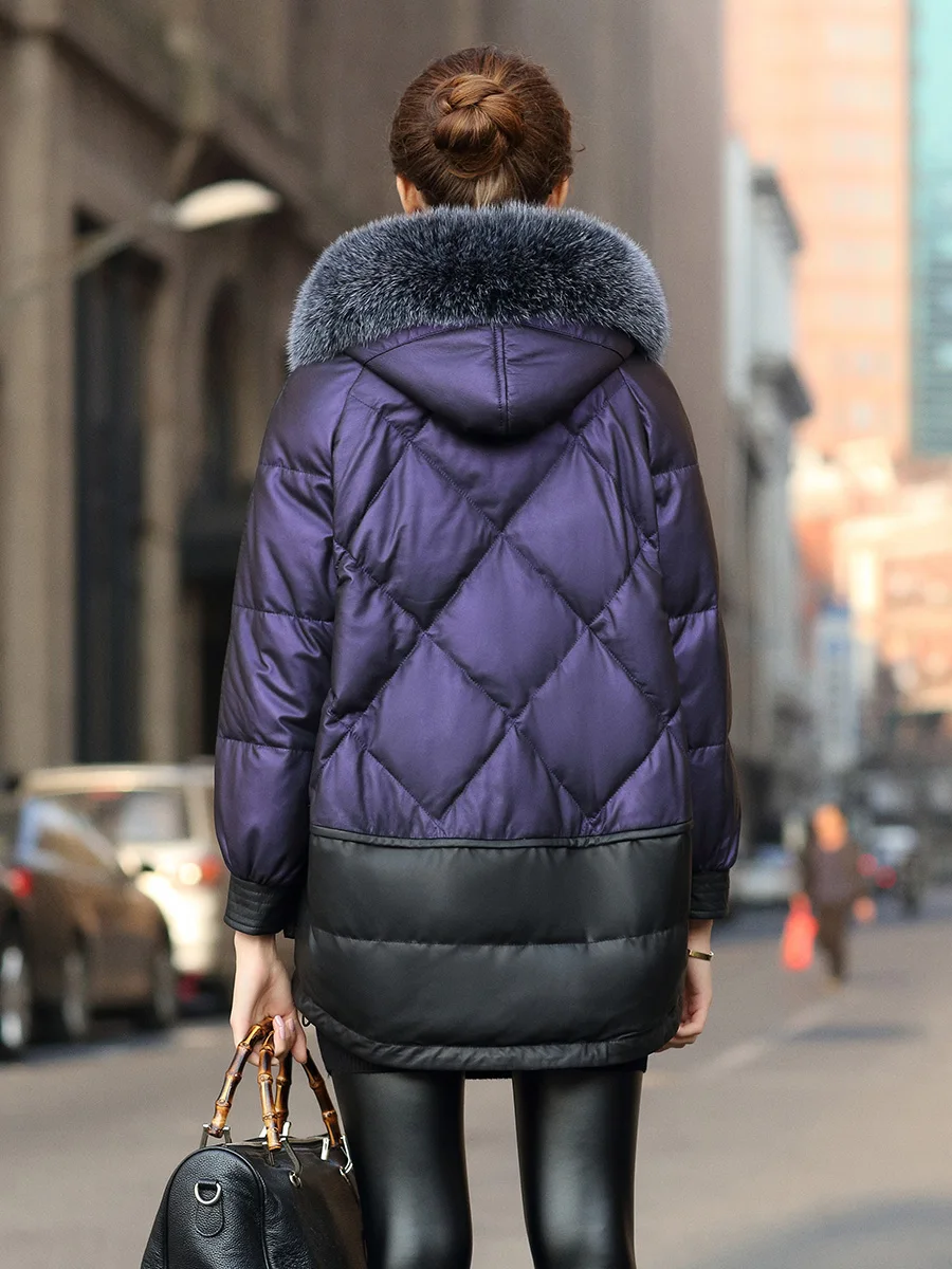 Женская зимняя куртка из натуральной кожи с воротником лисьего меха белая