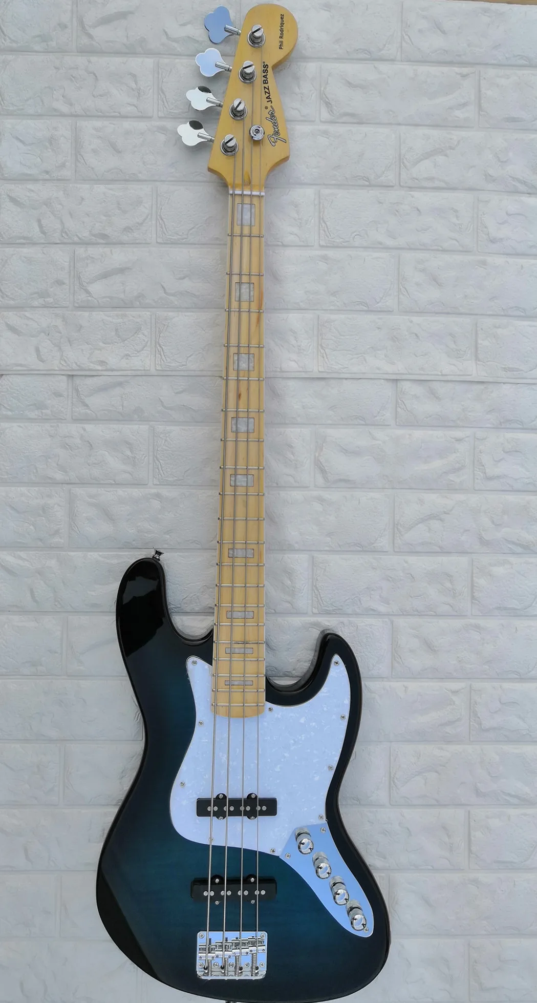 Электрическая бас гитара джаз темно зеленого цвета 4 строки активные